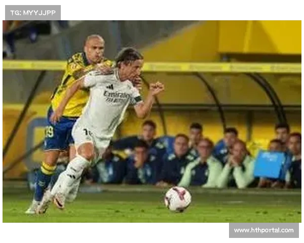 亚特兰大小将斯卡尔维尼破门后，与患病小球迷击掌